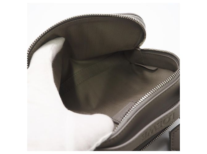 Borsa a tracolla in raso e pelle di vitello Anagram Loewe Marrone - vista 14
