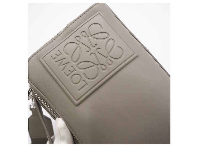 Borsa a tracolla in raso e pelle di vitello Anagram Loewe Marrone - vista 4