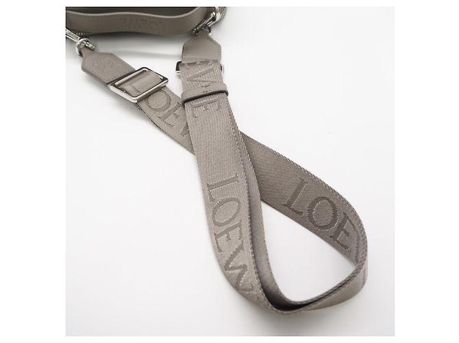Borsa a tracolla in raso e pelle di vitello Anagram Loewe Marrone - vista 5