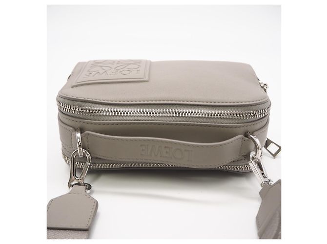 Borsa a tracolla in raso e pelle di vitello Anagram Loewe Marrone - vista 6