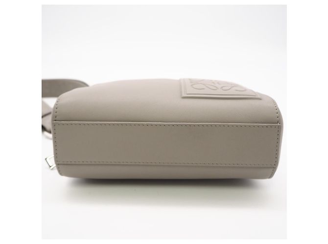 Borsa a tracolla in raso e pelle di vitello Anagram Loewe Marrone - vista 7
