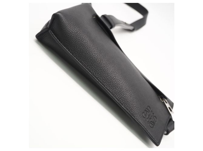 Borsa a tracolla verticale in pelle di vitello Soft Grain Loewe con tasca a T Nero - vista 8