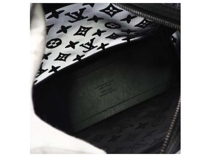 Borsa a tracolla Louis Vuitton See-through Soft Trunk Nero - vista 15