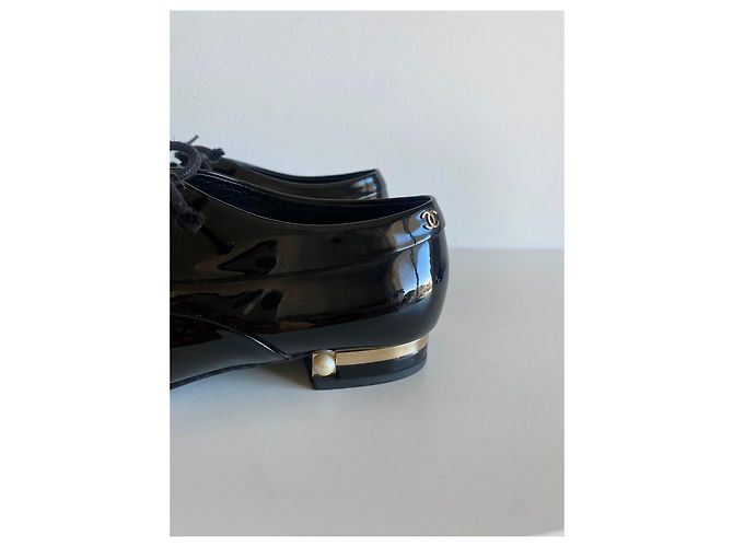 Scarpe Derby Chanel in Pelle Verniciata Nero - vista 3