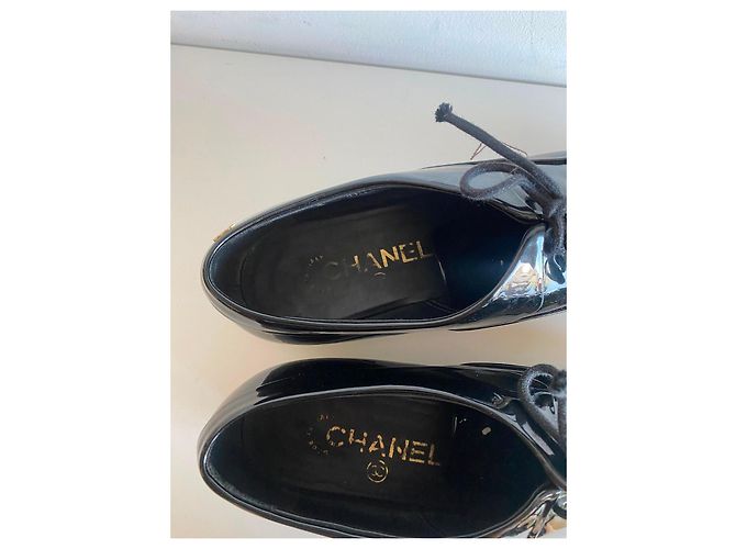 Scarpe Derby Chanel in Pelle Verniciata Nero - vista 5