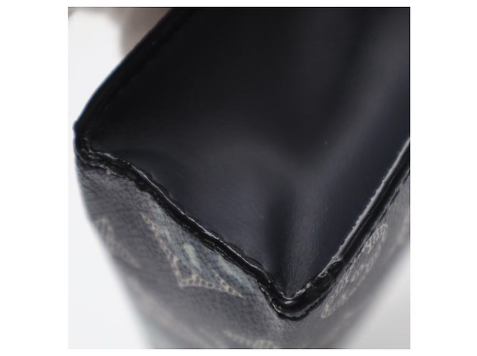 Clutch Louis Vuitton Monogram Savannah Pochette Voyage Nero Bianco Blu navy - vista 10