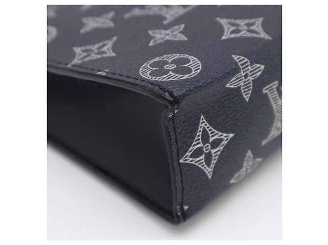 Clutch Louis Vuitton Monogram Savannah Pochette Voyage Nero Bianco Blu navy - vista 12