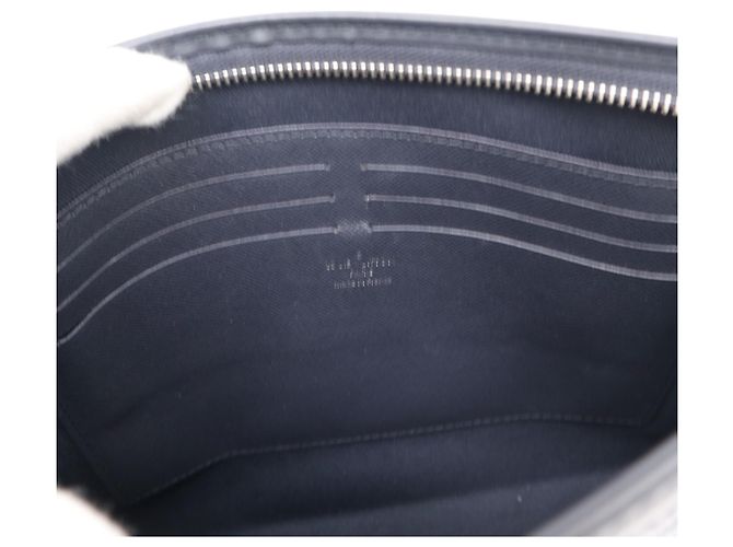 Clutch Louis Vuitton Monogram Savannah Pochette Voyage Nero Bianco Blu navy - vista 16