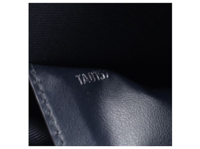 Clutch Louis Vuitton Monogram Savannah Pochette Voyage Nero Bianco Blu navy - vista 18