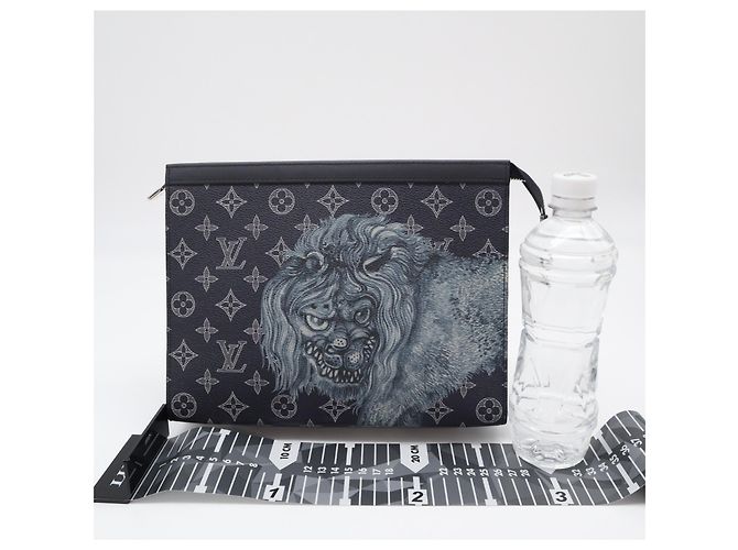 Clutch Louis Vuitton Monogram Savannah Pochette Voyage Nero Bianco Blu navy - vista 3