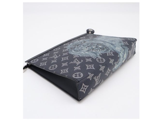 Clutch Louis Vuitton Monogram Savannah Pochette Voyage Nero Bianco Blu navy - vista 5