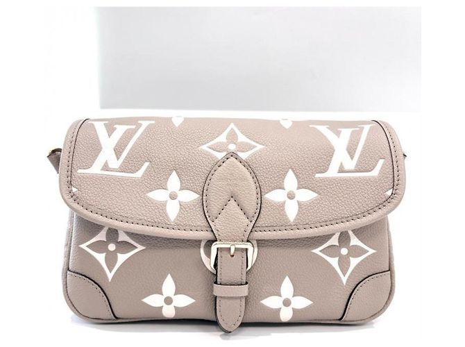 Borsa a Spalla Louis Vuitton Diane Bicolor Empreinte Beige Grigio Crudo - vista 2