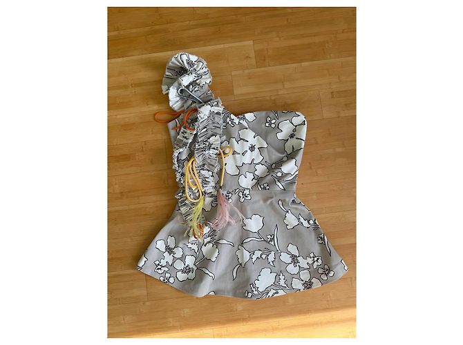 Autre Marque The Coat One-Shoulder-Top mit Blumenprint und Federn Weiß Mehrfarben Grau - Ansicht 10