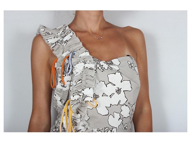 Autre Marque The Coat One-Shoulder-Top mit Blumenprint und Federn Weiß Mehrfarben Grau - Ansicht 5