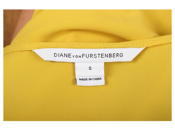 Diane von Furstenberg Top crepé amarillo cuello V - vista 11