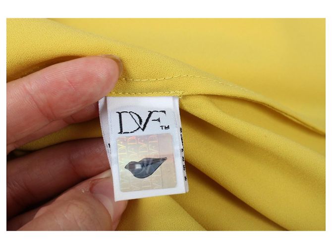 Diane von Furstenberg Top crepé amarillo cuello V - vista 12