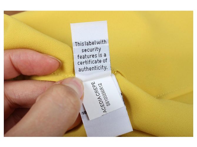 Diane von Furstenberg Top crepé amarillo cuello V - vista 13