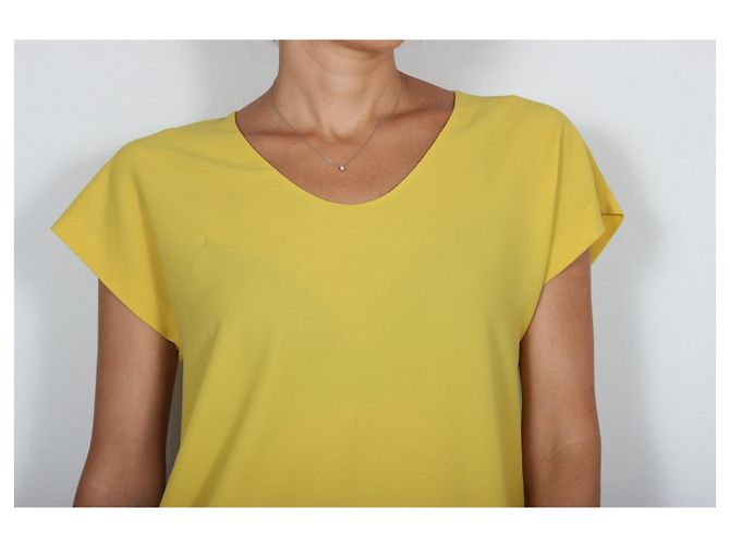 Diane von Furstenberg Top crepé amarillo cuello V - vista 2