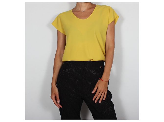Diane von Furstenberg Top crepé amarillo cuello V - vista 6
