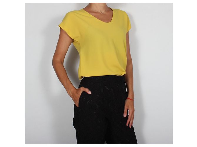 Diane von Furstenberg Top crepé amarillo cuello V - vista 7