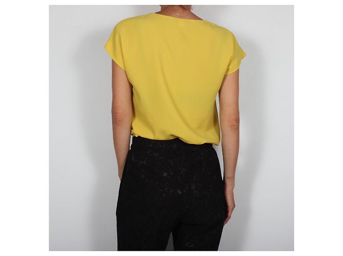 Diane von Furstenberg Top crepé amarillo cuello V - vista 9