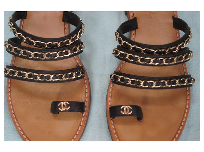 Chanel Sandali Piatti in Pelle Nera e Catena Dorata Nero D'oro - vista 2