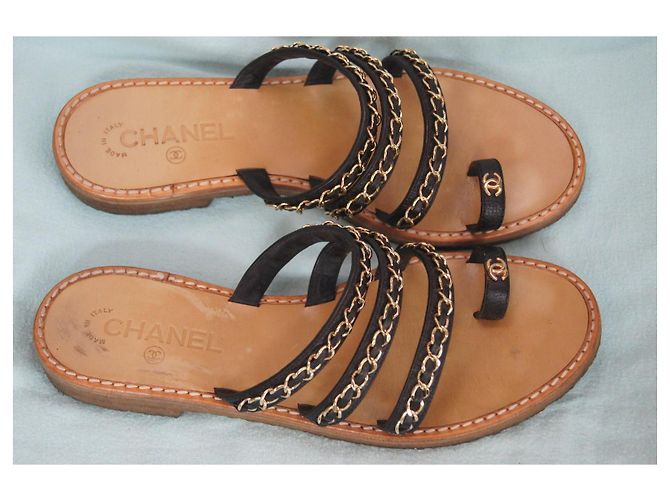 Chanel Sandali Piatti in Pelle Nera e Catena Dorata Nero D'oro - vista 3