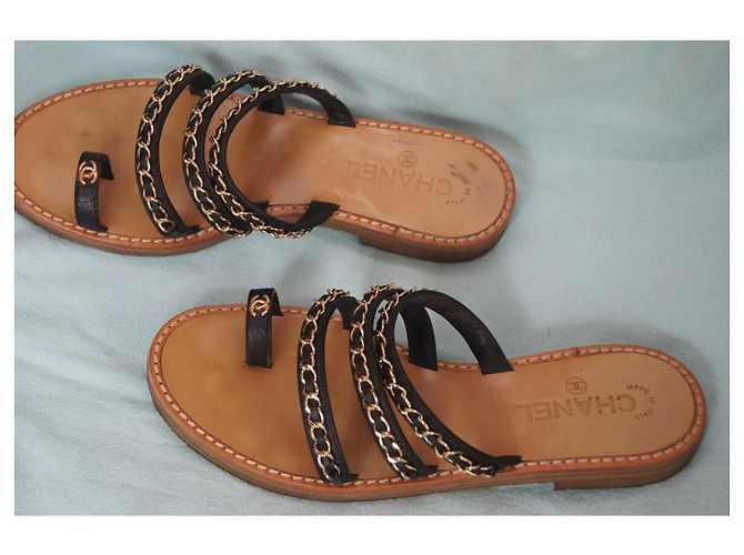 Chanel Sandali Piatti in Pelle Nera e Catena Dorata Nero D'oro - vista 4