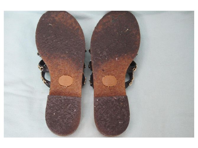 Chanel Sandali Piatti in Pelle Nera e Catena Dorata Nero D'oro - vista 6