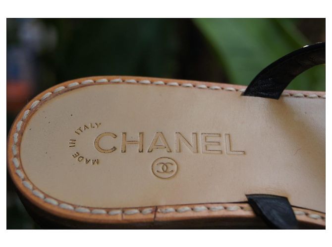 Chanel Sandali Piatti in Pelle Nera e Catena Dorata Nero D'oro - vista 7