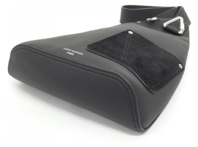 Borsa a tracolla Louis Vuitton LV Touch Delta Sling Bag Nero - vista 3