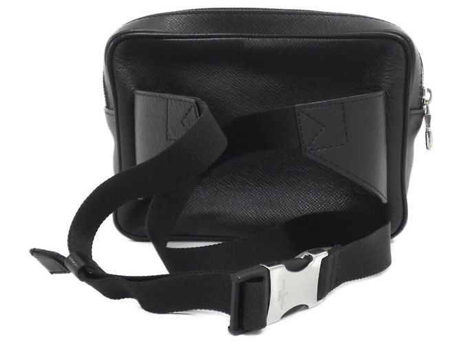 Borsa a tracolla Louis Vuitton Taiga Bumbag Outdoor Nero - vista 2