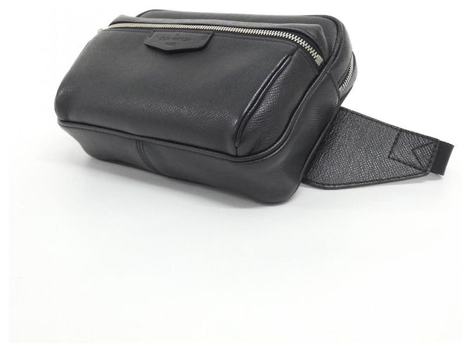 Borsa a tracolla Louis Vuitton Taiga Bumbag Outdoor Nero - vista 3