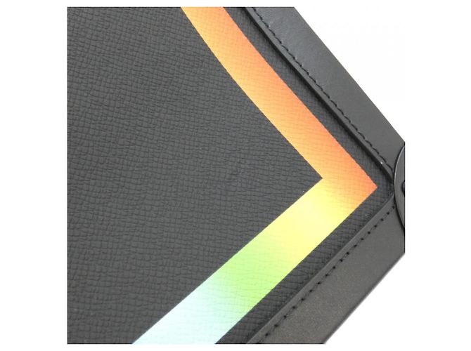 Borsa a tracolla Louis Vuitton Taiga Rainbow Color Soft Trunk Nero - vista 5