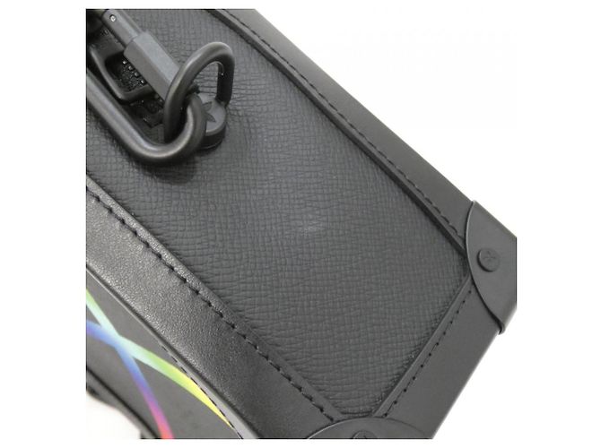 Borsa a tracolla Louis Vuitton Taiga Rainbow Color Soft Trunk Nero - vista 6