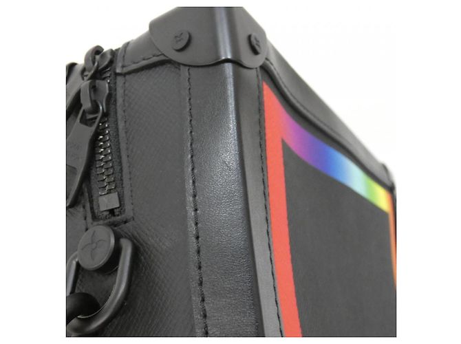 Borsa a tracolla Louis Vuitton Taiga Rainbow Color Soft Trunk Nero - vista 7