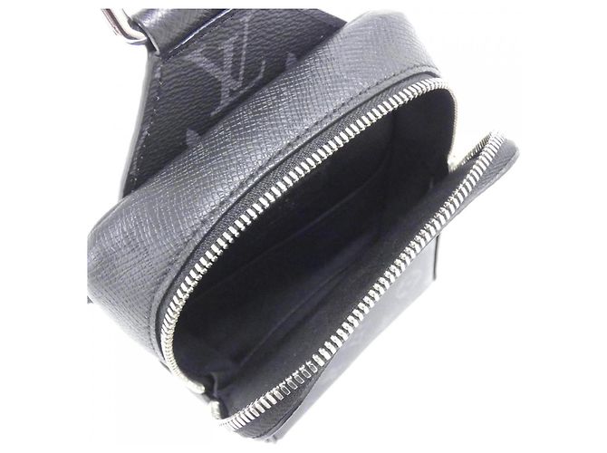 Borsa a tracolla Louis Vuitton Taiga Lama Outdoor Nero - vista 7