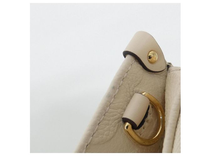 Bolso Louis Vuitton Monogram Empreinte OnTheGo EW Beige - vista 4