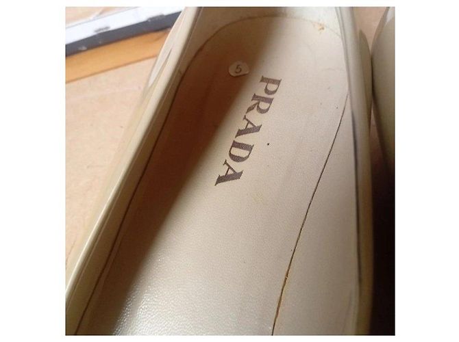 Prada Ballerine a punta in vernice beige - vista 4