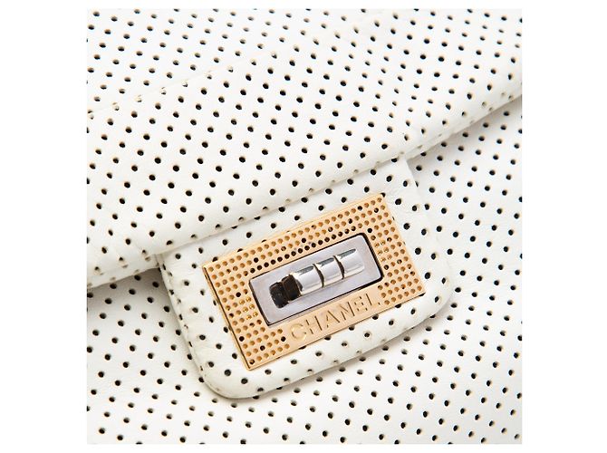 Chanel White Perforated Calfskin Reissue 2.55 East West Accordion Flap Bianco - vista 5