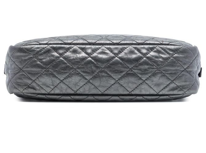 Camera Borsa a tracolla Chanel Reissue 2.55 in pelle di vitello trapuntata metallizzata grigia Medium Marrone Grigio antracite - vista 3