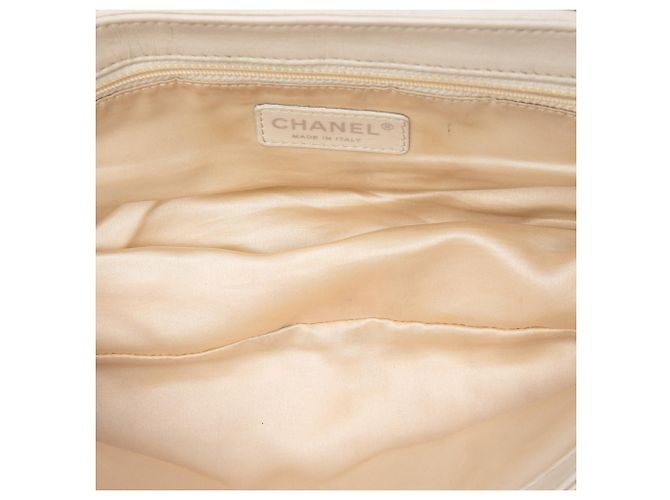 Chanel White Quilted Lambskin East West Mademoiselle Flap Bianco - vista 4