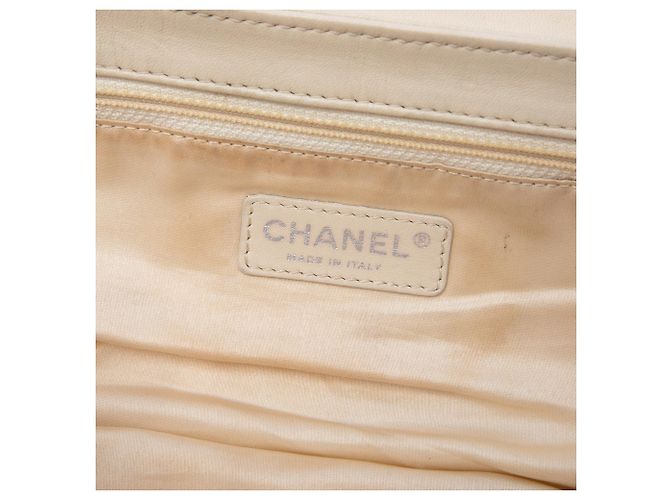 Chanel White Quilted Lambskin East West Mademoiselle Flap Bianco - vista 5