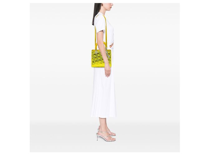 Dior Yellow Anselm Reyle Medium Metallic Lambskin Cannage Lady Dior Giallo - vista 5