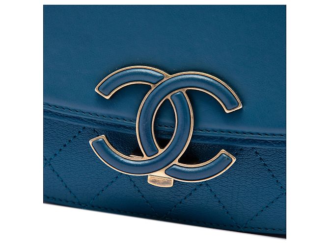 Chanel Blue Medium in pelle di vitello lucida e capra trapuntata Coco Curve Flap - vista 5