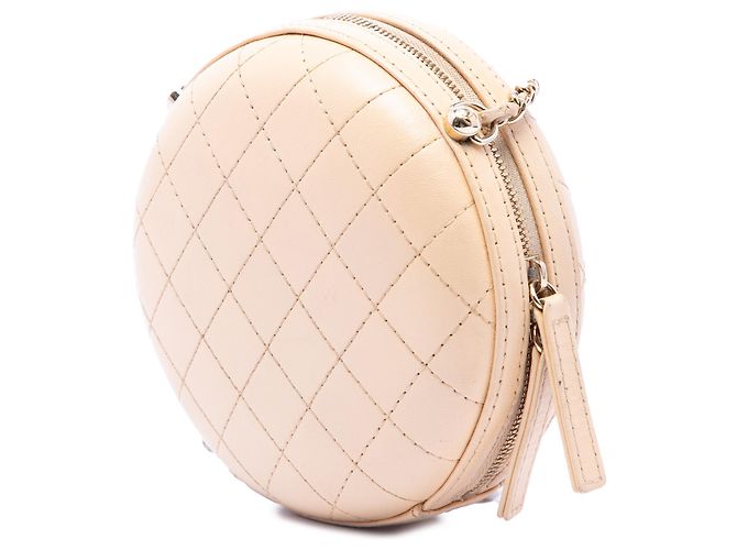 Borsa a tracolla rotonda Chanel in pelle di vitello beige con cuciture, logo, strass e catena di perle - vista 2