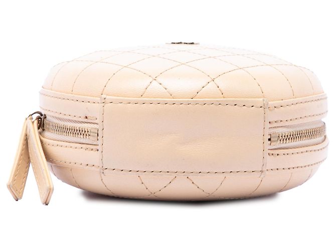 Borsa a tracolla rotonda Chanel in pelle di vitello beige con cuciture, logo, strass e catena di perle - vista 3