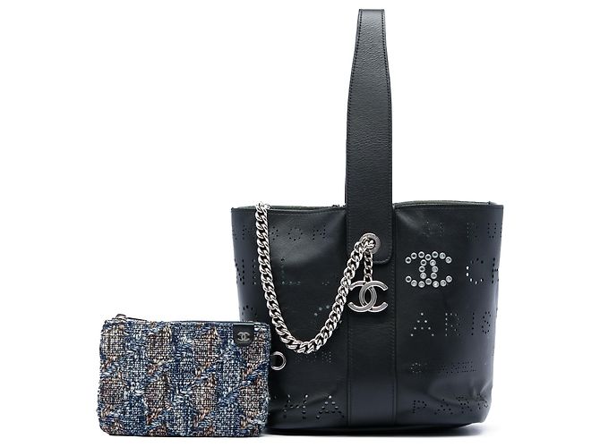 Borsa a secchiello Chanel Black Small Perforated Calfskin Logo Eyelet Nero - vista 6