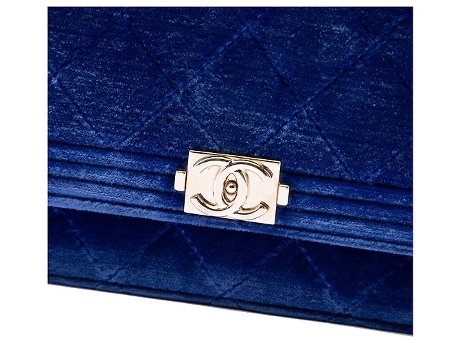 Portafoglio Boy Chanel in velluto trapuntato blu con catena - vista 5