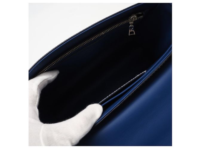 Borsa a tracolla Louis Vuitton Epi Twist MM Bianco Blu - vista 15